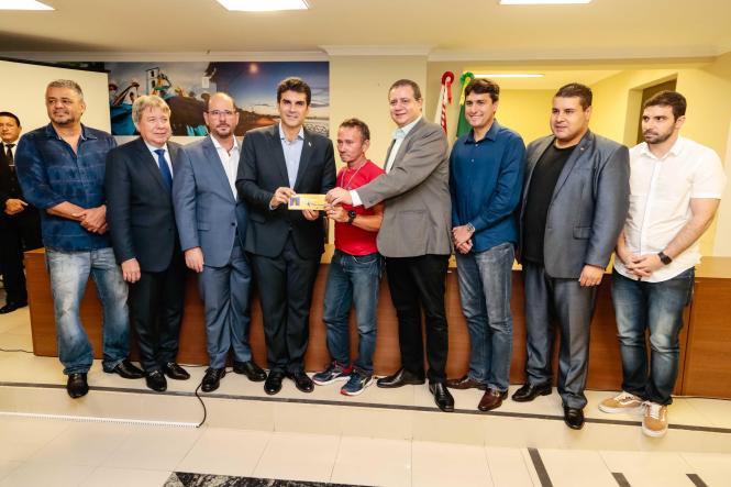 Quinze famílias, vítimas de incêndios em Belém, receberam das mãos do governador Helder Barbalho Cheques Moradia nesta quinta-feira (21). As famílias são oriundas dos bairros do Jurunas, Val-de-Cans, Guamá e Telegrafo. Além das 15 famílias, mais dois idosos, que estão com moradia com risco de desabamento, também receberam o benefício.

FOTO: MARCELO SEABRA / AGÊNCIA PARÁ
DATA: 21.02.2019
BELÉM - PA <div class='credito_fotos'>Foto: Marcelo Seabra / Ag. Pará   |   <a href='/midias/2019/originais/226112cd-47f7-4ee0-8e7b-1896688acd18.jpg' download><i class='fa-solid fa-download'></i> Download</a></div>