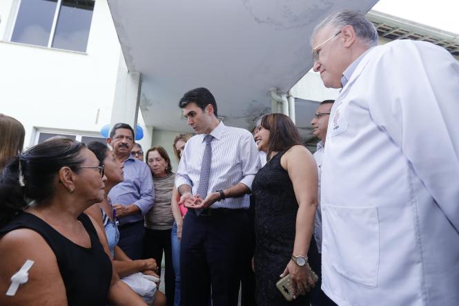 O governador do Estado, Helder Barbalho, participou do lançamento da Campanha Nacional de Vacinação contra Influenza, iniciada nesta quarta-feira (10) em todo o País, prosseguindo até 31 de maio. Acompanhado da primeira-dama, Daniela Barbalho, o governador esteve na Unidade Básica de Saúde (UBS) do bairro da Pedreira, em Belém, na tarde desta quarta-feira. Ele e a primeira-dama tomaram a vacina, aplicada pelo secretário de Estado de Saúde, o médico Alberto Beltrame.

FOTO : MARCELO SEABRA / AGÊNCIA PARÁ
DATA: 10.04.2019
BELÉM - PARÁ <div class='credito_fotos'>Foto: Marcelo Seabra / Ag. Pará   |   <a href='/midias/2019/originais/226cf3da-b654-4fa0-8dd3-cf00f586ce65.jpg' download><i class='fa-solid fa-download'></i> Download</a></div>