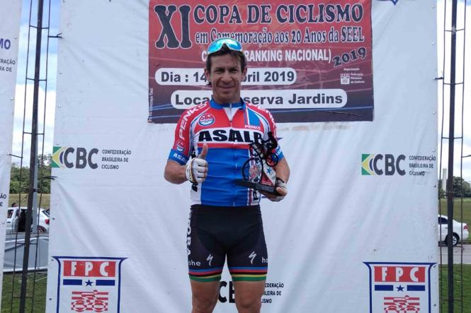 Nem mesmo o dia chuvoso desanimou os ciclistas que participaram da 12° Copa Seel, ocorrida neste domingo (14), no Reserva Jardins, em Marituba. Ao todo, mais de 100 atletas disputaram 11 categorias. O evento foi realizado pela Federação Paraense de Ciclismo (FPC), em homenagem aos 20 anos da Secretaria de Estado de Esporte e Lazer (Seel).

FOTO: ASCOM / SEEL
DATA: 14.04.2019
BELÉM - PARÀ <div class='credito_fotos'>Foto: ASCOM SEEL   |   <a href='/midias/2019/originais/2271eb03-95f1-453e-8896-5c09dcbd7724.jpg' download><i class='fa-solid fa-download'></i> Download</a></div>