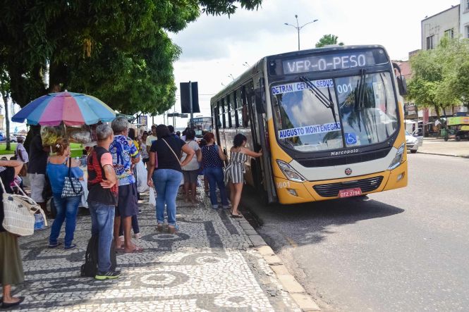 O número de registros de roubos a coletivos diminuiu em todo o Pará. Na capital, usuários do transporte público aprovam as medidas que vem sendo adotas e que refletem as reduções. No ponto de ônibus próximo a um dos cartões postais de Belém, a Praça do Relógio, é grande o fluxo de pessoas que utilizam o transporte público para se deslocarem para o trabalho, escola e demais atividades. Nas esquinas, viaturas policiais garantem a segurança e inibem não só o roubo a coletivos, mas diversos outros crimes.

FOTO: ELIELSON MODESTO / AGÊNCIA PARÁ
DATA: 14.05.2019
BELÉM - PARÁ
 <div class='credito_fotos'>Foto: Elielson Modesto / Ascom Segup   |   <a href='/midias/2019/originais/229ebaee-0e5a-4d9f-8165-39d203c01869.jpg' download><i class='fa-solid fa-download'></i> Download</a></div>