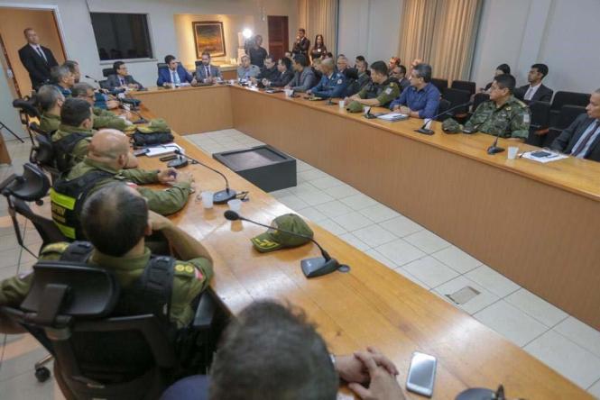 O novo governador do Estado do Pará, Helder Barbalho, esteve reunido (foto) na manhã da última segunda-feira (31), com os futuros gestores da área da segurança pública, pasta que terá prioridade em sua gestão, para traçar ações imediatas que começarão a ser realizadas durante os primeiros dias de seu mandato. A reunião ocorreu no plenário da Secretaria de Estado de Segurança Pública e Defesa Social (Segup), em Belém. O processo do pedido de apoio da Força Nacional, uma das principais demandas citadas durante a campanha eleitoral, também foi debatida durante o encontro. Além disso, foram estabelecidas as primeiras ações concretas de segurança que poderão ser observadas ao longo dos primeiros dias de janeiro, com a realização de blitz, abordagens policiais, cumprimento de mandados de prisão e outras ações em áreas que apresentam os maiores índices de violência nos últimos meses, com base nas estatísticas e manchas criminais. O fortalecimento e a valorização dos agentes de segurança pública também foram pautas da reunião.

FOTO: MARCO SANTOS
DATA: 31.12.2018
BELÉM - PARÁ <div class='credito_fotos'>Foto: MARCO SANTOS   |   <a href='/midias/2019/originais/22c722ae-95a9-4af7-ab6c-68d10bca8311.jpg' download><i class='fa-solid fa-download'></i> Download</a></div>