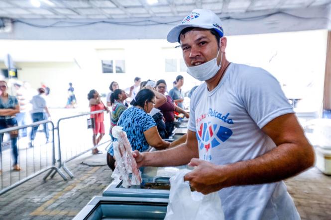 Com o objetivo de incentivar o consumo do pescado e não deixar faltar o alimento no período onde católicos não ingerem carne vermelha, começou nesta quarta-feira (17), a Feira do Pescado 2019, promovida pela Secretaria Estadual de Desenvolvimento Agropecuário e da Pesca (Sedap). O evento acontece, simultâneamente, em oito pontos da região metropolitana (sendo seis em Belém, um em Ananindeua e outro em Marituba) e em outros 47 municípios do interior paraense, em parceria com as respectivas prefeituras.

FOTO: MAYCON NUNES / AGÊNCIA PARÁ
DATA: 17.04.2019
BELÉM - PARÁ <div class='credito_fotos'>Foto: Maycon Nunes / Ag. Pará   |   <a href='/midias/2019/originais/22e62c7c-5fff-4de1-9c2e-ef3fdf105aa5.jpg' download><i class='fa-solid fa-download'></i> Download</a></div>
