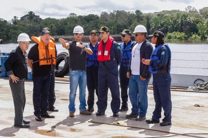 A Marinha do Brasil aprovou, nesta sexta-feira (3), o Plano Técnico apresentado pela  Secretaria de Estado de Transportes  (Setran) para a movimentação dos destroços da ponte Rio Moju e da balsa que colidiu com a estrutura no dia 6 de abril. O projeto cumpre todas as etapas de segurança da área exigidas pela Capitania dos Portos, como o isolamento de cerca de 100 metros da área de navegação, a permanência no local somente dos envolvidos diretamente na operação, a elaboração de plano de contingência para evitar ou atuar em caso vazamento de óleo durante a movimentação dos destroços da balsa, entre outros. 

FOTO: WAGNER SANTANA / AGÊNCIA PARÁ
DATA: 03.05.2019
BELÉM - PARÁ <div class='credito_fotos'>Foto: Wagner Santana / Ag. Pará   |   <a href='/midias/2019/originais/22facb3e-8028-466e-bfce-bd17edd6969e.jpg' download><i class='fa-solid fa-download'></i> Download</a></div>