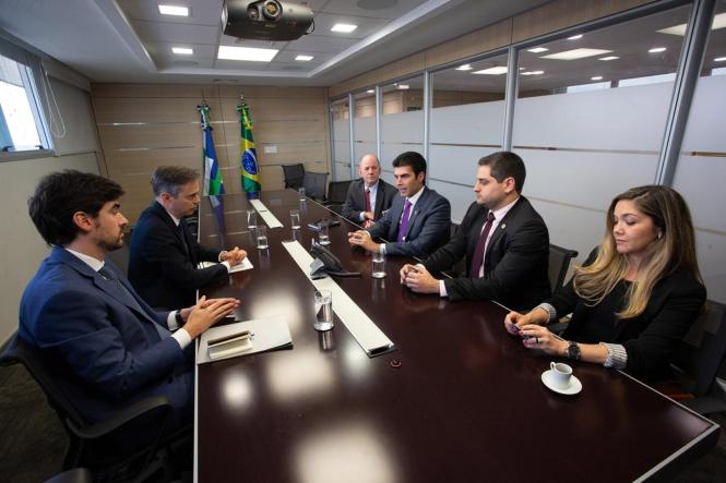 O governador Helder Barbalho participa, nesta segunda-feira (4), em Brasília (DF), de duas agendas do Governo Federal. A primeira, que iniciou às 9h30, é o lançamento do Projeto de Lei Anticrime, apresentado pelo ministro da Justiça, Sérgio Moro. O secretário de Estado de Segurança Pública, Uálame Machado, também acompanha a programação.

FOTO: ED. FERREIRA / DIVULGAÇÃO
DATA: 04.02.2019
BRASÍLIA - DF <div class='credito_fotos'>Foto: ED FERREIRA / DIVULGAÇÃO   |   <a href='/midias/2019/originais/2306ebae-b85f-427c-8e6a-e4a7a66dcef9.jpg' download><i class='fa-solid fa-download'></i> Download</a></div>