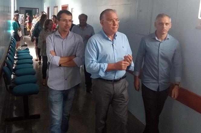 Ocorridas entre os dias 2 e 5 deste mês, as atividades da segunda edição do programa “Governo Por Todo o Pará”, que desta vez ocorreu nas regiões Sul e Sudeste do Estado, contaram com a participação de titulares e técnicos da Secretaria de Estado de Saúde Pública (Sespa) numa agenda que incluiu ações de cidadania à população de Parauapebas e Marabá, visitas a hospitais e encontros, auxiliaram na identificação das demandas das regiões.

FOTO: CAROL ROCHA / ASCOM SESPA
DATA: 06.04.2019
MARABÁ - PARÁ <div class='credito_fotos'>Foto: CAROL ROCHA / ASCOM SESPA   |   <a href='/midias/2019/originais/2313cc3e-346a-420e-bfb1-ea2c1924ad24.jpg' download><i class='fa-solid fa-download'></i> Download</a></div>