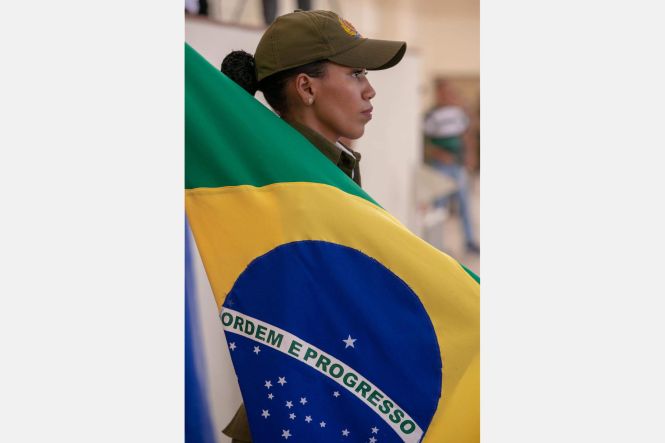 Durante dois dias, a cidade de Marabá, no Sudeste do Estado, esteve, mais uma vez, em destaque. A cidade sediou o I Encontro Regional de Educação e entregou a população 100 policiais militares, que a partir de hoje reforçarão a segurança do Estado. Nesta sexta-feira (03), no Centro de Convenções, ocorreu o encerramento do encontro e a solenidade de formatura dos novos soldados, que contou com a participação do governador do Estado, Helder Barbalho.

FOTO: MARCO SANTOS / AGÊNCIA PARÁ
DATA: 03.05.2019
BELÉM - PARÁ



 <div class='credito_fotos'>Foto: Marco Santos / Ag. Pará   |   <a href='/midias/2019/originais/233323fb-c3ba-45c4-9be6-6d79da1be28f.jpg' download><i class='fa-solid fa-download'></i> Download</a></div>