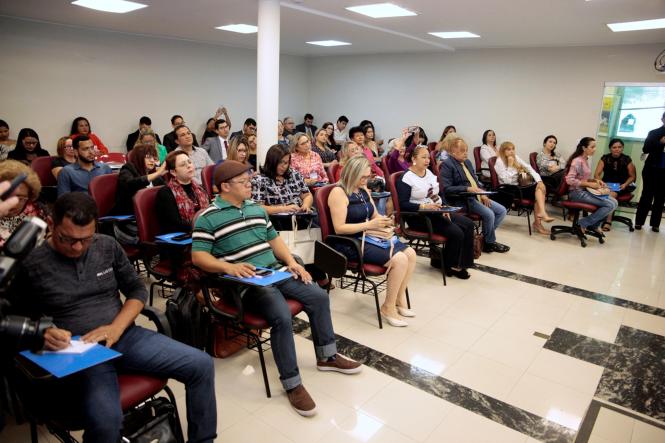 Em alusão ao Dia Nacional do Ouvidor, comemorado no último sábado (16), a Ouvidoria Geral do Estado (OGE), realizou no auditório da Casa Civil nesta segunda-feira (18), a palestra “Lei 13.460/2017 e a atuação do ouvidor na proteção e defesa dos usuários dos serviços públicos”, ministrada pelo representante da Controladoria/Ouvidoria Geral da União, Marcelo de Pádua.

FOTO: RICARDO AMANAJÁS / AGÊNCIA PARÁ
DATA: 18.03.2019
BELÉM - PA <div class='credito_fotos'>Foto: Ricardo Amanajás / Ag. Pará   |   <a href='/midias/2019/originais/233f64bd-bab0-439f-a6b2-0dc3678182a7.jpg' download><i class='fa-solid fa-download'></i> Download</a></div>