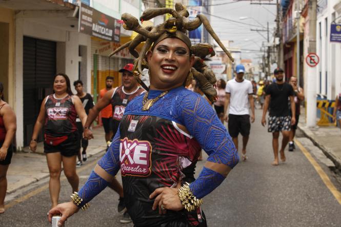 Os foliões vêm lotando as ruas da Cidade Velha ao longo dos últimos finais de semana do pré-carnaval, em Belém. Milhares de pessoas se encontram no corredor da folia na avenida Doutor Assis, local por onde passam as dezenas de blocos. Mas para que os participantes tenham momentos de entretenimento sem nenhum tipo de risco, foi montado um forte esquema de segurança para garantir a paz dos festejos.

FOTO: FERNANDO ARAÚJO / AGÊNCIA PARÁ
DATA: 10.02.2019
BELÉM - PARÁ <div class='credito_fotos'>Foto: Fernando Araújo / agência Pará   |   <a href='/midias/2019/originais/2352eb65-f04d-40cf-8dde-979d404063f6.jpg' download><i class='fa-solid fa-download'></i> Download</a></div>