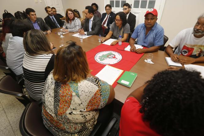 O chefe do Executivo Estadual recebeu, no início da noite desta terça-feira (16), no Palácio do Governo, em Belém, representantes do Movimento dos Trabalhadores Rurais Sem Terra (MST), acompanhado por secretários e representantes de diversos órgãos do Estado envolvidos com as questões agrárias, e determinou imediatamente a criação do grupo.

FOTO: MARCELO SEABRA / AGÊNCIA PARÁ
DATA: 17.04.2019
BELÉM - PARÁ <div class='credito_fotos'>Foto: Marcelo Seabra / Ag. Pará   |   <a href='/midias/2019/originais/237031c1-0f98-4226-98f0-c7f623fedc90.jpg' download><i class='fa-solid fa-download'></i> Download</a></div>