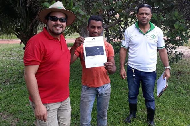 Em Inhangapi, nordeste paraense, A EMATER entregou, na última terça-feira, mais 12 cadastros ambientais rurais (cars) para extrativistas de açaí da comunidade Cariru, na Região do Cariru.

FOTO: DIVULGAÇÃO
BELÉM - PARÁ
DATA: 25.01.2019 <div class='credito_fotos'>Foto: ASCOM EMATER   |   <a href='/midias/2019/originais/237c6aa2-41f7-468c-8d55-c0bc3618602b.jpg' download><i class='fa-solid fa-download'></i> Download</a></div>