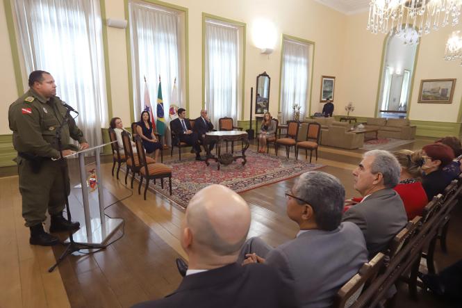 O governador do Estado, Helder Barbalho, e o comandante geral da Polícia Militar, coronel Dilson Júnior, receberam, no início da tarde desta segunda-feira (18), na sede do Tribunal de Justiça do Pará (TJPA), 110 policiais militares que estavam na reserva da corporação e, que, a partir de agora, foram reconvocados e ficarão à disposição do Judiciário.

FOTO: MARCO SANTOS / AGÊNCIA PARÁ
DATA: 18.02.2019
BELÉM - PA <div class='credito_fotos'>Foto: Marco Santos / Ag. Pará   |   <a href='/midias/2019/originais/237db528-0d8c-4252-b5ca-e71e0cd008b0.jpg' download><i class='fa-solid fa-download'></i> Download</a></div>