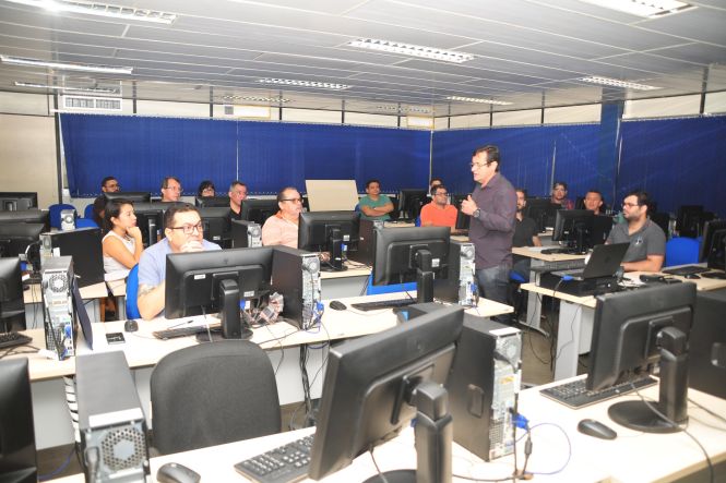 A Academia da Polícia Civil (Acadepol) deu início, nesta quarta-feira (15), ao Curso de Técnicas Policiais Envolvendo Comunicações Telefônicas, na sala do Telecentro, na Delegacia-Geral, em Belém. Ao todo, 23 policiais civis, lotados em Delegacias vinculadas às Diretorias Operacionais da capital e interior do Estado, e Corregedoria da Polícia Civil, irão participar do treinamento previsto para encerrar na próxima sexta-feira (17). 

FOTO: ASCOM / POLÍCIA CIVIL
DATA: 15.05.2019
BELÉM - PARÁ <div class='credito_fotos'>Foto: Ascom / Policia Civil   |   <a href='/midias/2019/originais/23be6097-05c6-460c-9398-99e86e3f31dd.jpg' download><i class='fa-solid fa-download'></i> Download</a></div>