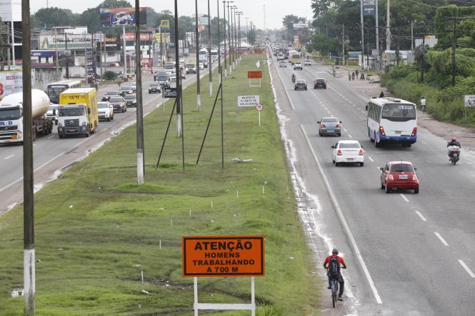 A BR-316, principal acesso rodoviário da capital paraense, passará nos próximos 19 meses pela maior intervenção estrutural desde que ganhou o atual formato de 6 pistas (3 pistas de entrada e 3 pistas de saída da cidade). Alguns trechos possuem, inclusive, 8 pistas. A obra de ampliação foi feita na década de 80, pelo Governo Federal. Desde então, a via passou por várias revitalizações de menor porte, como ocorreu no trecho entre a Prefeitura de Ananindeua e a sede do Clube Associação Atlética Banco do Brasil (AABB), na época em que o atual governador do Pará, Helder Barbalho, era prefeito do município da região metropolitana de Belém.

FOTO: FERNANDO ARAÚJO/AG. PARÁ
DATA: 23.01.2019
BELÉM - PARÁ <div class='credito_fotos'>Foto: Fernando Araújo/Ag. Pará   |   <a href='/midias/2019/originais/23c9df61-e06a-488e-9785-eeaa71a729fb.jpg' download><i class='fa-solid fa-download'></i> Download</a></div>