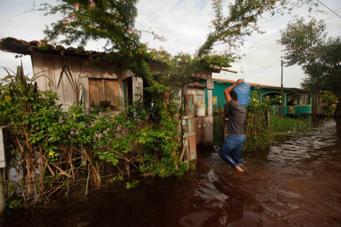 A Defesa Civil do Estado já está no município de São Domingos do Capim, no nordeste do Pará, que foi atingido por forte alagamento desde a última quinta-feira (21). 

FOTO: MAYCON NUNES / AGÊNCIA PARÁ
DATA: 23.03.2019
SÃO DOMINGOS DO CAPIM - PARÁ <div class='credito_fotos'>Foto: Maycon Nunes / Ag. Pará   |   <a href='/midias/2019/originais/23d419d4-e511-49b2-b492-577eb3918a43.jpg' download><i class='fa-solid fa-download'></i> Download</a></div>
