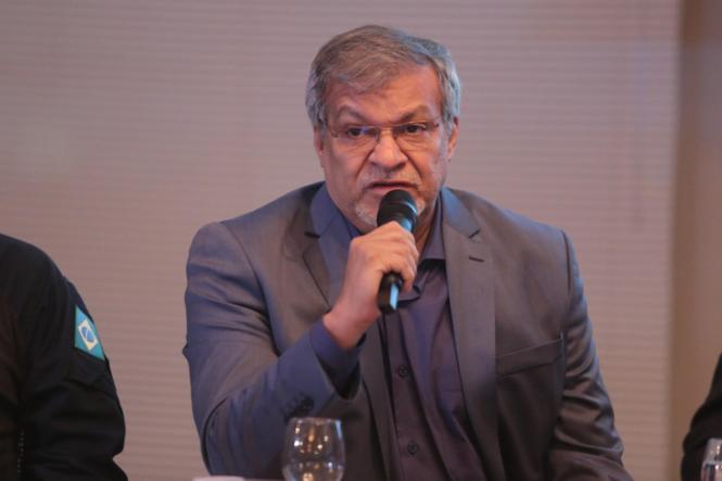 O Governo do Estado do Pará deu início, nesta terça-feira (15), à obra de requalificação da BR-316, que vai promover uma mudança radical naquela que é considerada como a principal via de entrada e saída da capital paraense. Inicialmente, os trabalhos – que se estenderão por um trecho de 10,8 quilômetros, do Entroncamento até Marituba, e envolverão também a implantação de pistas exclusivas para os ônibus, o chamado BRT Metropolitano – vão priorizar a remoção das interferências (como postes e redes mantidas pela concessionária de energia elétrica e empresas de telecomunições) localizadas próximas aos pontos escolhidos para a construção das 13 estações de passageiros e das onze passarelas de pedestres. Também será realizado o início da implantação dos terminais de integração de Ananindeua, Marituba e do Centro de Operações de todo o sistema, a ser erguido na avenida Augusto Montenegro, ao lado da sede do Comando Geral da Polícia Militar do Pará. 

FOTO: MARCO SANTOS/AGÊNCIA PARÁ
DATA: 16.01.2019
BELÉM - PARÁ <div class='credito_fotos'>Foto: Marco Santos / Ag. Pará   |   <a href='/midias/2019/originais/23d74689-2c6e-466f-a417-89922b809b2f.jpg' download><i class='fa-solid fa-download'></i> Download</a></div>