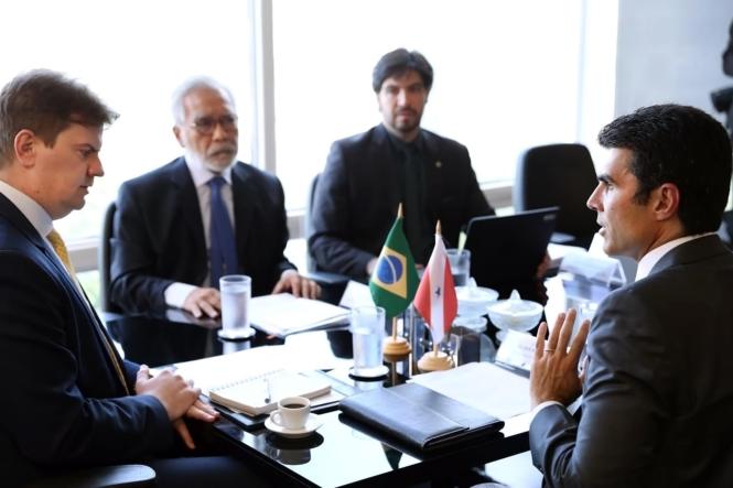 O governador tem ainda agenda com a ministra da Agricultura, Tereza Cristina, com a qual vai falar das ações de combate da Mosca da Carambola e febre aftosa, executadas pela Agência de Defesa Agropecuária do Estado (Adepará).

FOTO: JAILSON SAM / DIVULGAÇÃO
DATA: 19.02.2019 <div class='credito_fotos'>Foto: Jailson Sam / Divulgação   |   <a href='/midias/2019/originais/2414a872-a3e6-4395-a42f-466971d434a7.jpg' download><i class='fa-solid fa-download'></i> Download</a></div>