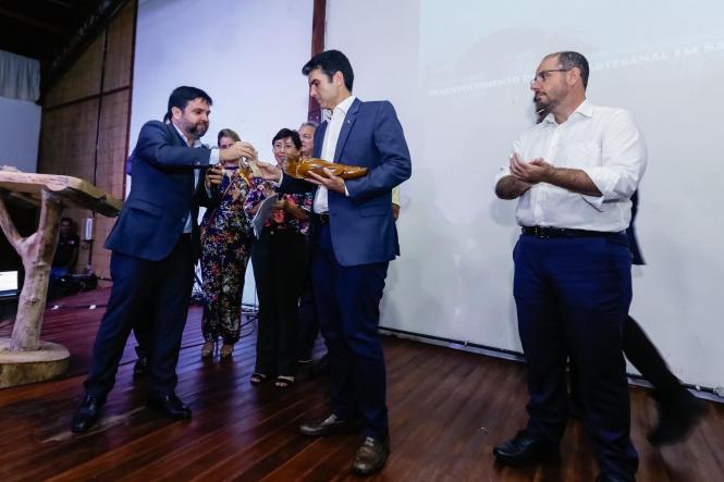 O governador Helder Barbalho participou, em Santarém, no oeste do Pará, do lançamento oficial do programa "Investe Turismo – Convergência e Sinergia para Mudar Destinos", promovido pelo Serviço de Apoio ao Micro e Pequeno Empreendedor (Sebrae) Pará. A cerimônia ocorreu, na tarde de quinta-feira (21), no restaurante Casa do Saulo, na praia de Pajuçara, ponto turístico da cidade.

FOTO: JADER PAES / AGÊNCIA PARÁ
DATA: 22.03.2019
SANTARÉM - PA <div class='credito_fotos'>Foto: JADER PAES / AGÊNCIA PA   |   <a href='/midias/2019/originais/241c2641-48df-4d4b-8fb1-b6156822b711.jpg' download><i class='fa-solid fa-download'></i> Download</a></div>