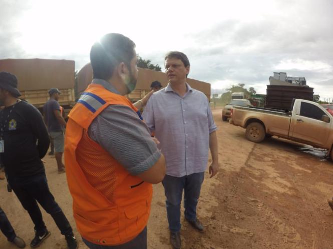 Uma comitiva do Governo do Pará vistoriou e percorreu, na quarta-feira (6), os pontos críticos da BR-163, entre Morais de Almeida e Novo Progresso, principalmente no trecho conhecido como Serra da Anita, onde vistoriaram as obras emergenciais realizadas no local. O objetivo é conseguir a liberação, o quanto antes, dos trechos congestionados após as fortes chuvas que ocorreram no local esta semana e deixaram a pista escorregadia e sem trafegabilidade.


FOTO: NAYAN GOMES / DIVULGAÇÃO
DATA: 07.03.2019
BELÉM - PARÁ <div class='credito_fotos'>Foto: Nayan Gomes / Divulgação   |   <a href='/midias/2019/originais/2437bfbd-7bb4-406f-9f68-a5a74aa0c94a.jpg' download><i class='fa-solid fa-download'></i> Download</a></div>