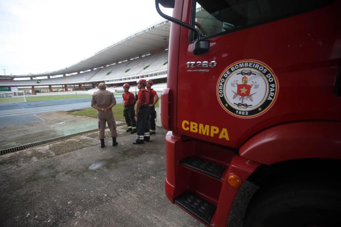 Tranquilidade e muita comemoração marcaram a reabertura do Estádio Estadual Jornalista Edgar Augusto Proença - Mangueirão na tarde deste domingo (3). A vitória do Remo contra o Tapajós, por 1x0, em jogo referente à primeira rodada do Parazão, foi acompanhada de perto por 19,2 mil torcedores, e dentre eles, muitas crianças acompanhadas pelos pais e familiares. 

FOTO: THIAGO GOMES/AG. PARÁ
DATA: 03.02.2019 
BELÉM - PARÁ <div class='credito_fotos'>Foto: Thiago Gomes /Ag. Pará   |   <a href='/midias/2019/originais/249dac3e-f7a1-4afa-8830-5a38de60cbba.jpg' download><i class='fa-solid fa-download'></i> Download</a></div>