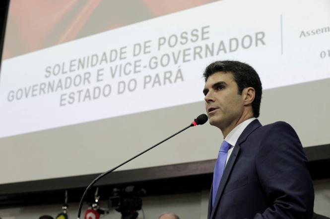 Helder Barbalho (foto) tomou posse como governador do estado do Pará para o quadriênio 2019-2022, ao lado do vice, Lúcio Vale. A sessão solene ocorreu na manhã desta terça-feira (1°), em Belém, no plenário Newton Miranda, da Assembleia Legislativa do Pará (Alepa), e contou com a participação de deputados estaduais e federais, prefeitos, vereadores, secretários escolhidos para compor o novo governo, bem como demais autoridades locais e lideranças dos mais diversos setores. Compuseram a mesa solene, a presidente em exercício da Alepa, a deputada estadual Cilene Couto, o Desembargador do Tribunal de Justiça do Estado do Pará, José Maria Teixeira do Rosário, o senador da República Jader Barbalho, a deputada federal Elcione Barbalho, o vice-prefeito de Belém, Orlando Reis, a presidente do Tribunal de Contas do Estado do Pará, conselheira Lourdes Lima, e o quarto secretário da mesa diretora da Alepa, deputado Soldado Tércio.

FOTO: MARCO SANTOS
DATA: 01.01.2019
BELÉM - PARÁ <div class='credito_fotos'>Foto: MARCO SANTOS   |   <a href='/midias/2019/originais/24af48b7-63cc-4b22-bab2-fd68e4f14d0e.jpg' download><i class='fa-solid fa-download'></i> Download</a></div>