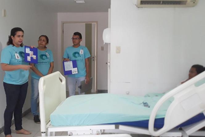Idealizadores do Projeto Reciclação, em parceria com o Serviço de Segurança e Medicina do Trabalho (SESMT) e com profissionais do Hospital Jean Bitar (HJB), promoveram, nesta sexta-feira (22), ação alusiva ao Dia Mundial da Água nas unidades de internação, recepções e nos setores administrativos da instituição.

FOTO: DIVULGAÇÃO
DATA: 22.03.2019
BELÉM - PA <div class='credito_fotos'>Foto: Divulgação   |   <a href='/midias/2019/originais/24d5d481-6da0-4348-85d0-3a847d2a3066.jpg' download><i class='fa-solid fa-download'></i> Download</a></div>