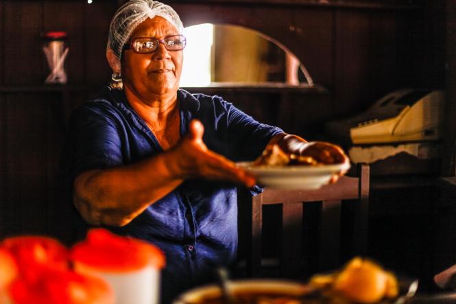 Às margens da floresta, ribeirinhos de São Domingos do Capim se aglomeram nos trapiches para contemplar a chegada da Pororoca. E muitos não conseguem resistir, saem nas rabetas, lanchas e barcos para ver de perto a grande onda que chega fazendo espuma nas águas barrentas da Amazônia.

FOTO: MAYCON NUNES / AGÊNCIA PARÁ
DATA: 22.03.2019
SÃO DOMINGOS DO CAPIM <div class='credito_fotos'>Foto: Maycon Nunes / Ag. Pará   |   <a href='/midias/2019/originais/25156dd4-c0d2-4e9e-b992-437d945a5ad3.jpg' download><i class='fa-solid fa-download'></i> Download</a></div>