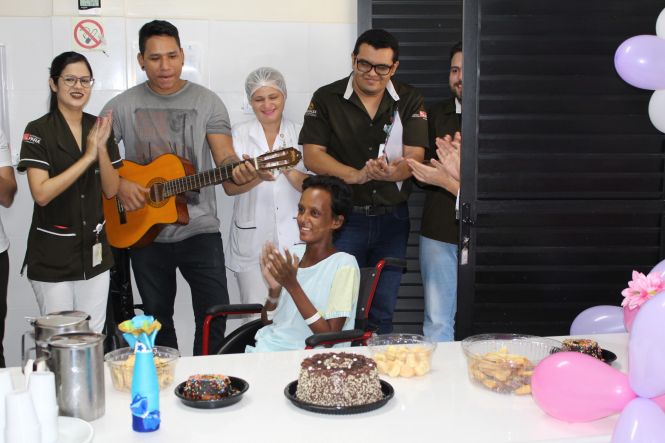 O Hospital Materno-Infantil de Barcarena Dra. Anna Turan promoveu, nesta quinta-feira (25), a comemoração do aniversário de uma paciente da Unidade de Terapia Intensiva (UTI). Sanne Kadja está internada há quase dois meses e completou 22 anos na unidade. Na celebração, ela descreveu seu maior desejo: “ter saúde para cuidar das minhas filhas”, pediu.

FOTO: ASCOM / HMIB
DATA: 26.04.2019
BARCARENA - PARÁ <div class='credito_fotos'>Foto: ASCOM / HMIB   |   <a href='/midias/2019/originais/251eab46-6a67-456f-870d-6838fd4765ce.jpg' download><i class='fa-solid fa-download'></i> Download</a></div>