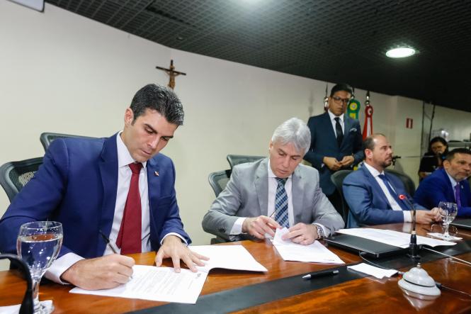 O governador Helder Barbalho e o procurador-geral de Justiça do Pará, Gilberto Martins, assinaram, no final da manhã desta segunda-feira (18), na sede do Ministério Público do Estado (MPE), um convênio que formaliza a reconvocação de 50 policiais militares da reserva para as atividades de proteção do patrimônio e segurança do MPE, enquanto os 50 policiais militares da ativa que exerciam essas funções serão devolvidos à atividade-fim da Polícia Militar, que é o policiamento ostensivo. Acordo semelhante também já havia sido firmado em fevereiro, com o Tribunal de Justiça do Estado (TJE).

FOTO: MARCELO SEABRA / AGÊNCIA PARÁ
DATA: 18.03.2019
BELÉM - PA <div class='credito_fotos'>Foto: Marcelo Seabra / Ag. Pará   |   <a href='/midias/2019/originais/25380d29-cdd0-4efa-8af7-4aab243569b4.jpg' download><i class='fa-solid fa-download'></i> Download</a></div>