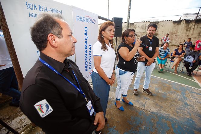 Um dos bairros mais populosos de Ananindeua, o Distrito Industrial recebeu, na manhã deste sábado (27), o Ação Cidadania, projeto promovido pelo governo do Estado, por meio da Fundação Parápaz. Os serviços nas áreas de saúde, assistência e cidadania, que caracterizam a iniciativa, foram ofertados na Escola Estadual de Ensino Fundamental e Médio Dr. Antônio Teixeira Gueiros.
Edy Wilson, Ray Tavares, Cristiane Cardoso e Gerson Santos.

FOTO: WAGNER SANTANA / AGENCIA PA
DATA: 27.04.2019
ANANINDEUA - PA <div class='credito_fotos'>Foto: Wagner Santana / Ag. Pará   |   <a href='/midias/2019/originais/253a4aeb-ca7e-4633-9b17-f6ba0eb9e45f.jpg' download><i class='fa-solid fa-download'></i> Download</a></div>