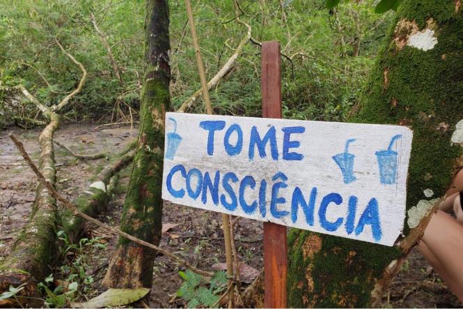 O Carnaval, ao contrário do que muitos pensam, é também um palco para ressaltar assuntos que merecem destaque durante o ano inteiro. Na cidade de Curuçá, localizada no nordeste paraense, a valorização do mangue para a economia local, que serve de hábitat para crustáceos, como o caranguejo e a importância da vegetação para a natureza são destaques no bloco “Pretinhos do mangue” que reúne a cada carnaval um número maior de brincantes que passam a se conscientizar de que o carnaval além de alegria, festas e danças é também preservação. O bloco “Pretinhos do Mangue” desfila pelas ruas do centro de Curuçá, sempre aos domingos e na terça-feira gorda de carnaval.

FOTO: ASCOM / SEGUP
DATA: 06.03.2019
CURUÇA - PA <div class='credito_fotos'>Foto: ASCOM / SEGUP   |   <a href='/midias/2019/originais/2569427b-bfed-497c-bd6f-f31f5ac4d7e5.jpg' download><i class='fa-solid fa-download'></i> Download</a></div>