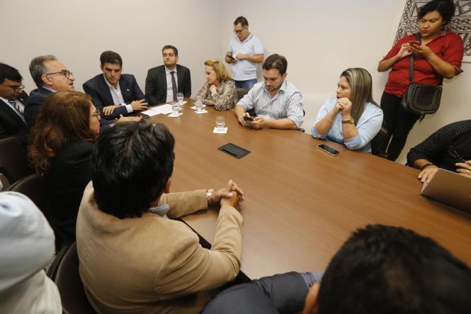 O governador Helder Barbalho recebeu, no início da noite desta quinta-feira (11), no Palácio do Governo, em Belém, uma comissão formada por deputados federais, estaduais, vereadores e representantes do município de Marituba (Região Metropolitana de Belém), para discutir a situação do aterro sanitário localizado no município. Atualmente, o aterro recebe resíduos sólidos de Marituba, Belém e Ananindeua, e já teve seu fechamento anunciado para o próximo mês de maio.

FOTO: MARCELO SEABRA / AGÊNCIA PARÁ
DATA: 12.04.2019
BELÉM - PARÁ <div class='credito_fotos'>Foto: Marcelo Seabra / Ag. Pará   |   <a href='/midias/2019/originais/256b5ed4-53a6-44e6-942d-99f11dd977ad.jpg' download><i class='fa-solid fa-download'></i> Download</a></div>