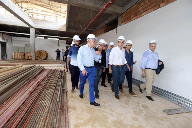 O governador Helder Barbalho vistoriou, nesta sexta-feira (25), as obras do Hospital Regional de Castanhal (HRC), e constatou que já foram investidos R$ 122 milhões em 60% da obra, mas que ainda faltam mais R$ 54 milhões para sua conclusão. Além disso, não foi comprado nenhum equipamento nem incluída previsão orçamentária para essa aquisição, que exigirá um investimento aproximado de R$ 50 milhões.

FOTO: MARCO SANTOS
DATA: 25.01.2019
CASTANHAL - PARÁ <div class='credito_fotos'>Foto: MARCO SANTOS   |   <a href='/midias/2019/originais/256baa98-9ac8-43fb-9d23-b1229c0bb517.jpg' download><i class='fa-solid fa-download'></i> Download</a></div>