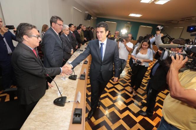 Na primeira manhã de trabalho do Governador Helder Barbalho, nesta quarta-feira (02), foi assinado ofício enviado ao Ministro da Justiça e Segurança Pública, Sérgio Fernando Moro, solicitando o emprego de 500 agentes da Força Nacional de Segurança Pública para imediato reforço do efetivo local e preservação da ordem pública. Helder ainda deu posse aos secretários, presidentes de instituições e diretores que fazem parte de sua equipe. Logo no inicio da manhã Helder Barbalho visitou as tropas da ação integrada da Secretaria de Estado de Segurança Pública (Segup) que leva o reforço da segurança para os bairros de Belém envolvendo cerca de 400 agentes. Durante a posse dos novos secretários (foto) o governador Helder Barbalho ressaltou a absoluta confiança nos nomeados cujas escolhas foram pautadas fundamentalmente por critérios técnicos e de acordo com a qualificação profissional de cada um deles. Para ele os critérios de escolha utilizados “permitirão um novo patamar de gestão ao Estado e que possamos o quanto antes fazer chegar à sociedade paraense as mudanças desejadas e reivindicadas por cada cidadão deste Estado”, comentou.

FOTO: MARCO SANTOS
DATA: 02.01.2019
BELÉM - PARÁ <div class='credito_fotos'>Foto: MARCO SANTOS   |   <a href='/midias/2019/originais/258a7d30-0526-4d60-8c0d-cce44e6010a6.jpg' download><i class='fa-solid fa-download'></i> Download</a></div>
