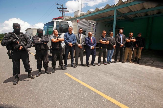 Dez detentos de alta periculosidade foram remanejados do sistema carcerário paraense para o presídio federal de Catanduvas, no Paraná, na tarde desta quinta (25). O trabalho fez parte da Operação Êxodo, da Superintendência do Sistema Penitenciário do Estado (Susipe), que, ao todo, nesta etapa, já transferiu 13 presidiários para casas de detenção de segurança máxima.

FOTO: FERNANDO ARAÚJO / AGÊNCIA PARÁ
DATA: 25.04.2019
BELÉM - PARÁ <div class='credito_fotos'>Foto: Fernando Araújo/Ag. Pará   |   <a href='/midias/2019/originais/258ccd77-4480-4c8f-bfc6-7e4d296141e8.jpg' download><i class='fa-solid fa-download'></i> Download</a></div>