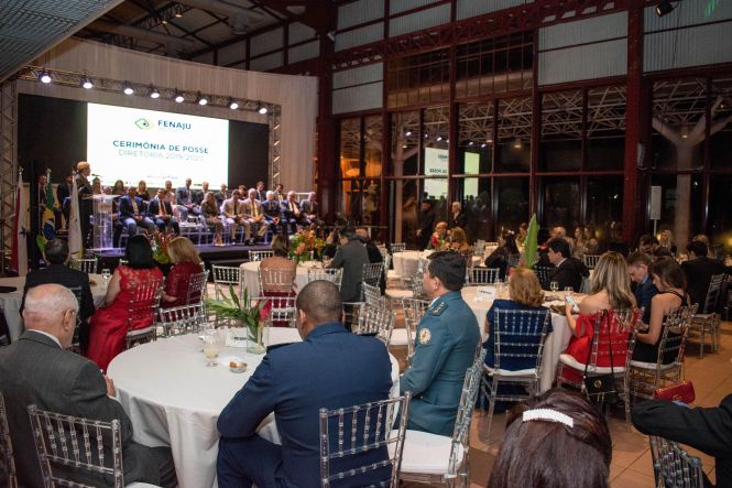 Empenho e esforço conjunto para facilitar e desburocratizar cada vez mais a atividade empreendedora no Estado do Pará rumo à total retomada da confiança na Economia. Esse foi o compromisso anunciado pela presidente da Junta Comercial do Estado do Pará (Jucepa), Cilene Sabino, em seu discurso de posse como presidente da Federação Nacional das Juntas Comerciais (Fenaju), em solenidade na noite desta quinta-feira (16). Além dela, foram empossados os vice-presidentes das demais regiões, secretário geral e conselho fiscal.

Fenaju - Cerimônia de posse da diretoria 2019-2020 - 

FOTO: Fernando Sette / Divulgação
DATA: 17.05.2019
BELÉM - PARÁ <div class='credito_fotos'>Foto: Fernando Sette / Divulgação   |   <a href='/midias/2019/originais/259aa82c-cfc0-40ff-a598-6611e07de8a1.jpg' download><i class='fa-solid fa-download'></i> Download</a></div>