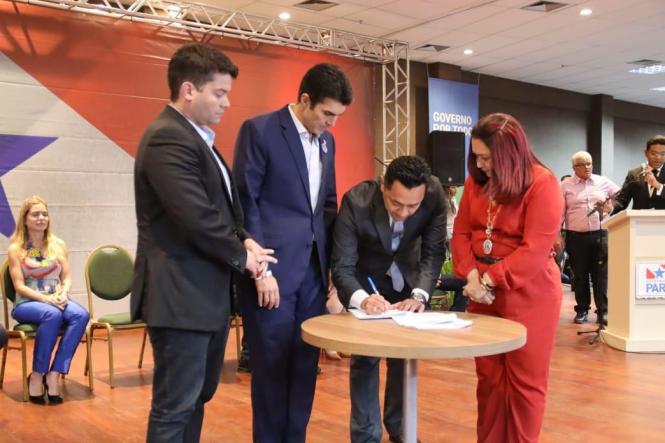 A Empresa de Assistência Técnica e Extensão Rural do Estado do Pará (Emater), por meio da presidente Cleide Amorim, e o Instituto de Terras do Pará (Iterpa), por meio do presidente Bruno Kono, firmaram um termo de cooperação técnica inédito que alia assistência técnica e regularização fundiária, desburocratizando e acelerando os processos, integrando os órgãos e promovendo desenvolvimento sustentável para a agricultura familiar.

FOTO  MARCILIO COSTA / ASCOM ITERPA
DATA 03.04.2019
MARABA - PARA <div class='credito_fotos'>Foto: Marcilio Costa / Ascom ITERPA   |   <a href='/midias/2019/originais/25a56d74-7d1c-414d-a1fb-5ebf9c1137d4.jpg' download><i class='fa-solid fa-download'></i> Download</a></div>