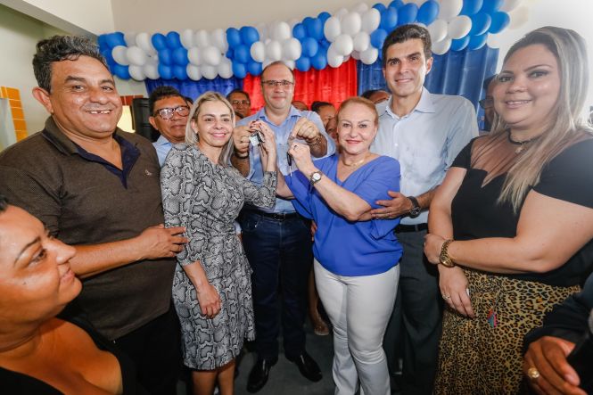 O município de Marituba, na Região Metropolitana de Belém (RMB), deverá ganhar, em breve, um complexo cultural, de lazer, turismo e negócios, a ser construído por meio de uma parceria entre a Prefeitura local e o governo do Estado. O primeiro passo para a implementação do projeto foi dado na tarde desta quarta-feira (17), quando o governo do Estado oficializou a cessão de uma área que pertencia à Empresa de Assistência Técnica e Extensão Rural do Estado (Emater-PA) para a gestão municipal. O ato contou com a participação do governador Helder Barbalho, de secretários estaduais e de representantes do município, que se reuniram no auditório da Emater, no KM-12 da Rodovia BR-316.

FOTO: MARCELO SEABRA ;/ AGÊNCIA PARÁ
DATA: 17.04.2019
MARITUBA - PARÁ <div class='credito_fotos'>Foto: Marcelo Seabra / Ag. Pará   |   <a href='/midias/2019/originais/25ab0076-e987-4495-89db-72968e516efe.jpg' download><i class='fa-solid fa-download'></i> Download</a></div>