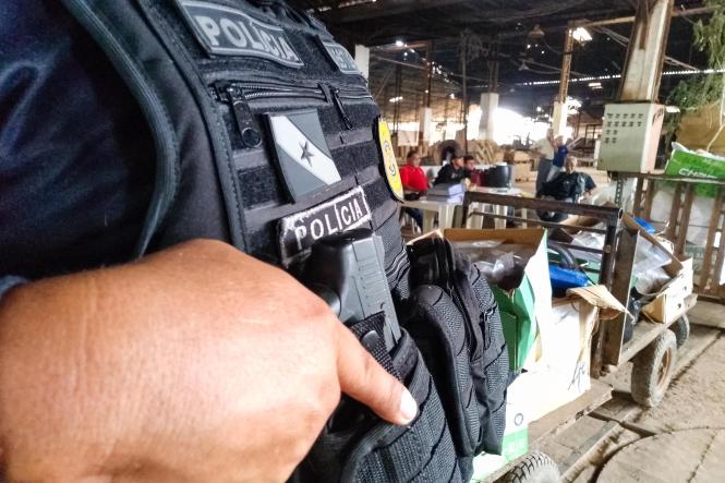 A Polícia Civil do Pará incinerou, na manhã desta segunda-feira (11), cerca de uma tonelada de drogas, dentre elas maconha, cocaína e derivados. A incineração foi realizada em uma indústria de cerâmica, localizada em Marituba, região metropolitana de Belém, após autorização judicial. Segundo o delegado Augusto Potiguar, diretor da Divisão Estadual de Narcóticos (Danarc), a maior parte das drogas foi apreendida no início deste ano e outra parte no primeiro semestre do ano passado, como resultado de operações policiais de combate ao tráfico de drogas. A incineração contou com as presenças de representantes do Ministério Público do Estado e Vigilância Sanitária.

FOTO: ASCOM / POLÍCIA CIVIL
DATA: 11.03.2019
BELÉM - PA <div class='credito_fotos'>Foto: Ascom / Polícia Civil   |   <a href='/midias/2019/originais/25c45414-2074-41ae-a905-cb762cbb67e7.jpg' download><i class='fa-solid fa-download'></i> Download</a></div>