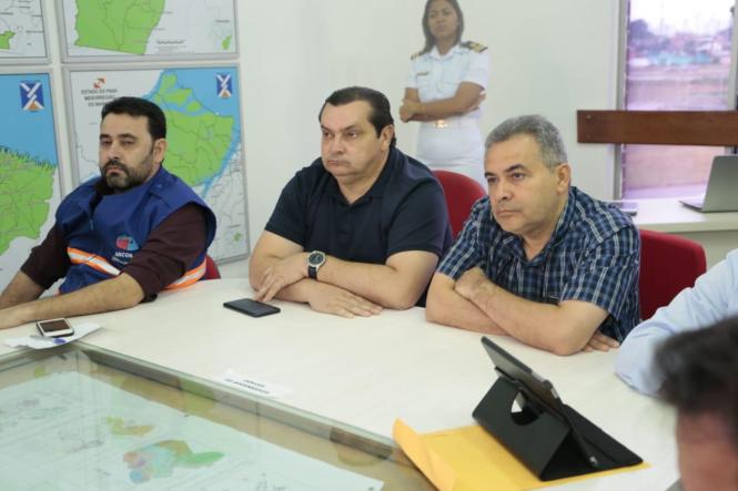 O Governo do Estado segue trabalhando para buscar maneiras de solucionar a questão do fluxo de cargas e passageiros, na capital e nos municípios atingidos pela queda de parte da ponte do Rio Moju. Neste domingo (14), representantes de vários órgãos envolvidos na ações emergenciais estiveram reunidos na sala de situação do Corpo de Bombeiros, em Belém, para conhecer alguns projetos apresentados como possíveis soluções ao problema de tráfego de veículos.

FOTO: RICARDO AMANAJÁS - AGÊNCIA PARÁ
DATA: 14.04.2019
BELÉM - PARÁ <div class='credito_fotos'>Foto: Ricardo Amanajás / Ag. Pará   |   <a href='/midias/2019/originais/25cd1a5d-5ee0-452f-bc62-dbf4ddaa1e34.jpg' download><i class='fa-solid fa-download'></i> Download</a></div>