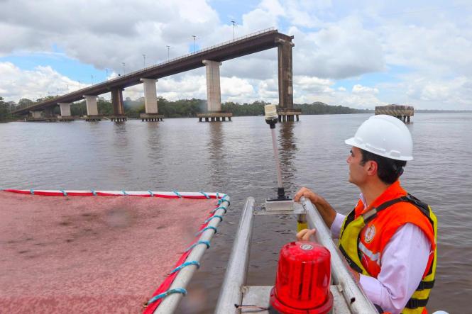 Cinco dias após a queda de parte da ponte do Rio Moju, na Alça Viária (Região Metropolitana de Belém), o governador Helder Barbalho visitou o local na manhã desta quinta-feira (11), para ver o andamento das ações realizadas e debater maneiras de executar, o mais rápido possível, as obras de retirada dos escombros e instalação de balsas no rio, que viabilizarão a travessia de veículos.

FOTO: MARCO SANTOS / AGÊNCIA PARÁ
DATA: 11.04.2019
MOJU - PA <div class='credito_fotos'>Foto: Marco Santos / Ag. Pará   |   <a href='/midias/2019/originais/25d7054a-e9ec-4708-bc40-dd225043ac28.jpg' download><i class='fa-solid fa-download'></i> Download</a></div>