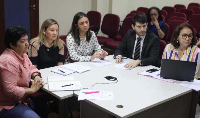 Durante videoconferência realizada na manhã desta quinta-feira, 28 de março, a secretária de Estado de Planejamento, Hana Ghassan, reuniu com representantes do Banco Nacional de Desenvolvimento Econômico e Social (BNDES) para avaliar a situação das obras já existentes no Estado que detenham recursos do banco, e ainda a possibilidade de realocação de recursos excedentes para novos projetos que possam contribuir com o desenvolvimento do Estado e com a melhoria da qualidade de vida dos paraenses.

FOTO: ASCOM / SEPLAN
DATA: 28.03.2019
BELÉM - PARÁ <div class='credito_fotos'>Foto: Ascom Seplan   |   <a href='/midias/2019/originais/25e6419e-e5d0-45e8-9e4b-0ba2b840424d.jpg' download><i class='fa-solid fa-download'></i> Download</a></div>