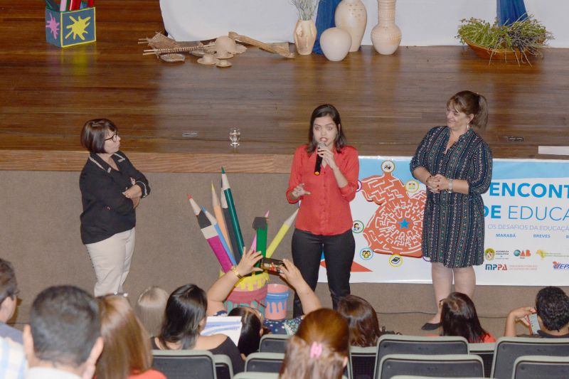 Encontro Regional em Bragança discute agenda da aprendizagem na região nordeste do Pará


FOTO: ASCOM / SEDUC
DATA: 03.06.2019
BRAGANÇA - PARÁ <div class='credito_fotos'>Foto: ASCOM / SEDUC   |   <a href='/midias/2019/originais/2600_encerramentodoencontrodeeducacao-bragancafotoraipontes5.jpg' download><i class='fa-solid fa-download'></i> Download</a></div>