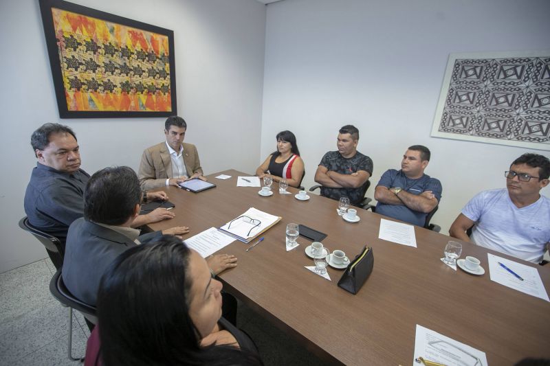 O governador do Estado, Helder Barbalho, recebeu a visita de uma comitiva de autoridades do município de Magalhães Barata, região do salgado paraense, nesta segunda-feira (3), na sede do governo, em Belém. Na reunião, liderada pelo prefeito Gerson Miranda, foram discutidas demandas para a cidade nas área de transporte, educação e infraestrutura. <div class='credito_fotos'>Foto: Marco Santos / Ag. Pará   |   <a href='/midias/2019/originais/2602_governadorhelderbarbalhorecebe-comitivademagalhaesbarata-marcosantos-2.jpg' download><i class='fa-solid fa-download'></i> Download</a></div>