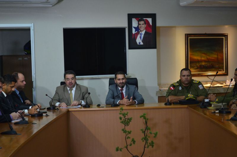 coletiva 5° mês de gestão da segurança


FOTO; ASCOM SEGUP / ELIELSON MODESTO
DATA: 04.06.2019
BELÉM - PARÁ <div class='credito_fotos'>Foto: Elielson Modesto / Ascom Segup   |   <a href='/midias/2019/originais/2606_dsc_0016.jpg' download><i class='fa-solid fa-download'></i> Download</a></div>