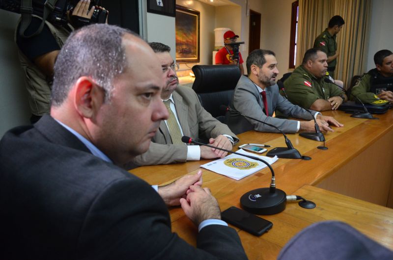 coletiva 5° mês de gestão da segurança


FOTO; ASCOM SEGUP / ELIELSON MODESTO
DATA: 04.06.2019
BELÉM - PARÁ <div class='credito_fotos'>Foto: Elielson Modesto / Ascom Segup   |   <a href='/midias/2019/originais/2606_dsc_0096.jpg' download><i class='fa-solid fa-download'></i> Download</a></div>