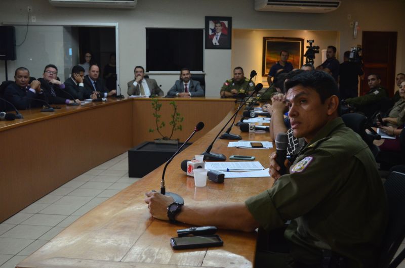 coletiva 5° mês de gestão da segurança


FOTO; ASCOM SEGUP / ELIELSON MODESTO
DATA: 04.06.2019
BELÉM - PARÁ <div class='credito_fotos'>Foto: Elielson Modesto / Ascom Segup   |   <a href='/midias/2019/originais/2606_dsc_0202.jpg' download><i class='fa-solid fa-download'></i> Download</a></div>