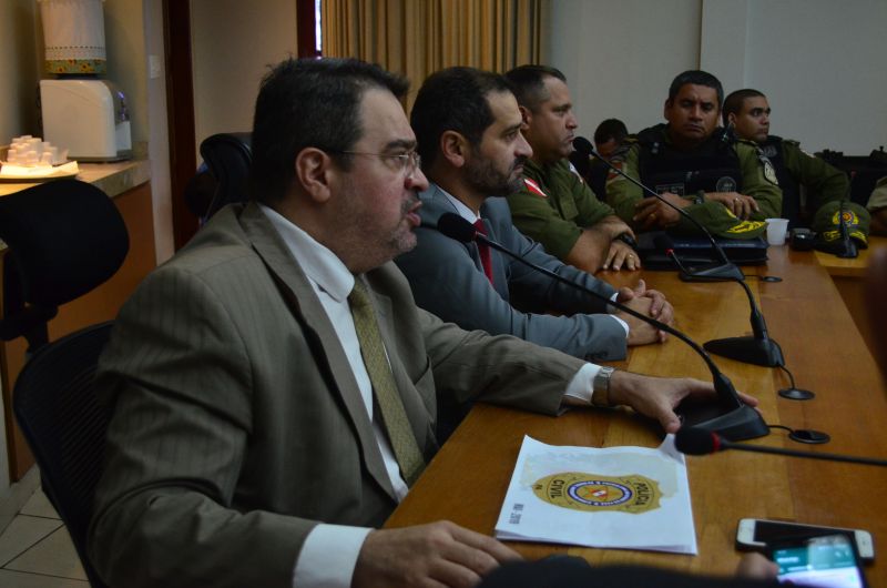 coletiva 5° mês de gestão da segurança


FOTO; ASCOM SEGUP / ELIELSON MODESTO
DATA: 04.06.2019
BELÉM - PARÁ <div class='credito_fotos'>Foto: Elielson Modesto / Ascom Segup   |   <a href='/midias/2019/originais/2606_dsc_0271.jpg' download><i class='fa-solid fa-download'></i> Download</a></div>