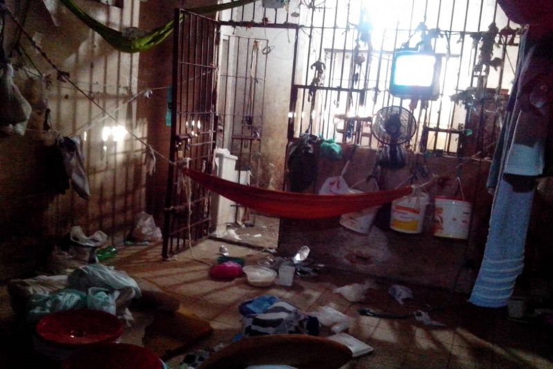 Agentes registram tentativa de fuga na CRCO.


FOTO: ASCOM / SUSIPE
DATA: 04.06.2019
BELÉM - PARÁ <div class='credito_fotos'>Foto: ASCOM / SUSIPE   |   <a href='/midias/2019/originais/2607_susipe-tentativadefuga.jpg' download><i class='fa-solid fa-download'></i> Download</a></div>