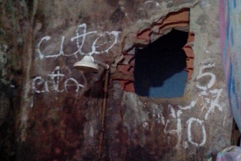 Agentes registram tentativa de fuga na CRCO.


FOTO: ASCOM / SUSIPE
DATA: 04.06.2019
BELÉM - PARÁ <div class='credito_fotos'>Foto: ASCOM / SUSIPE   |   <a href='/midias/2019/originais/2607_test1.jpg' download><i class='fa-solid fa-download'></i> Download</a></div>