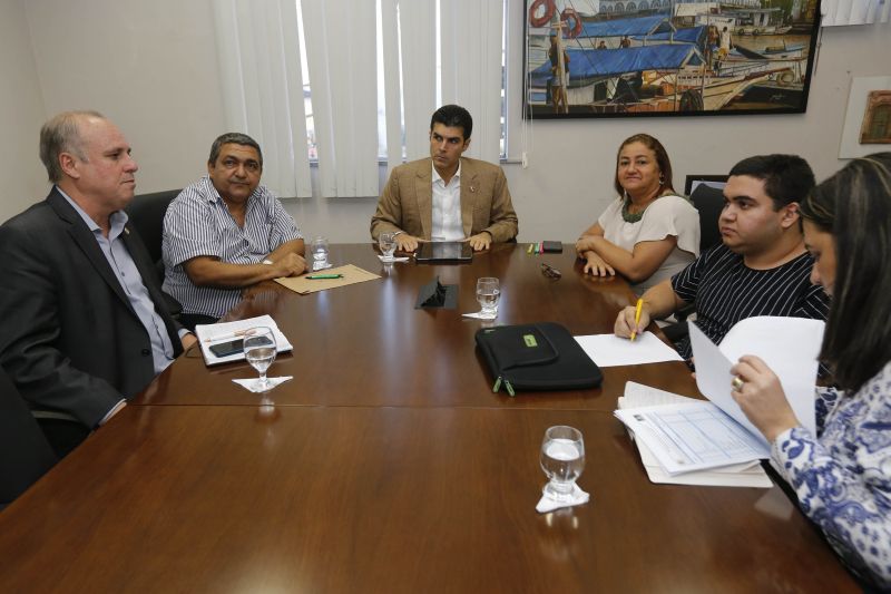 O governador do Estado, Helder Barbalho, recebeu, nesta segunda-feira (3), no Palácio do Governo, em Belém, representantes do município de Santa Luzia do Pará, Magalhães Barata, Maracanã, Breves; Cachoeira do Arari; Nova Timboteua e Tucumã.


FOTO: MARCELO SEABRA / AGÊNCIA PARÁ
DATA: 04.06.2019
BELÉM - PARÁ <div class='credito_fotos'>Foto: Marcelo Seabra / Ag. Pará   |   <a href='/midias/2019/originais/2608__mg_5554.jpg' download><i class='fa-solid fa-download'></i> Download</a></div>